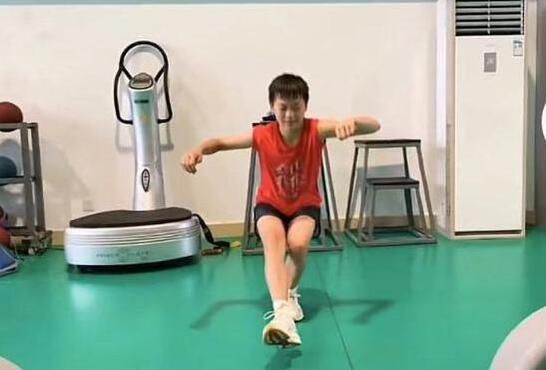 岳双腿间已经湿成一片视频